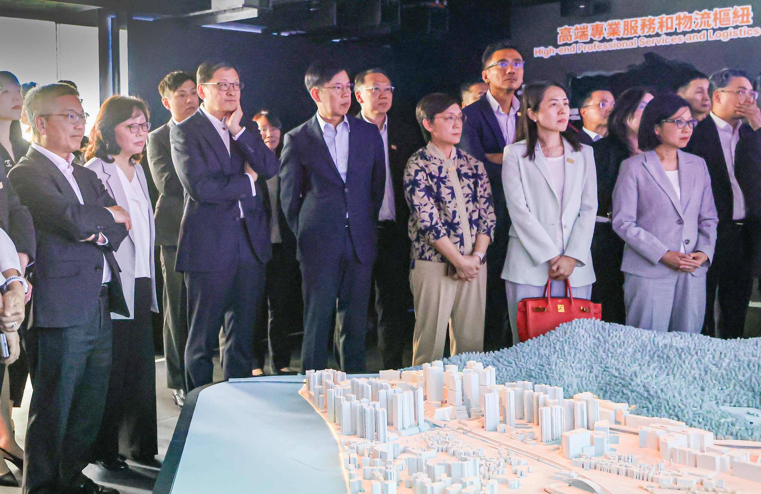 The Northern Metropolis Financial Advisory Taskforce gains a deeper understanding of the development blueprint for the Hung Shui Kiu / Ha Tsuen New Development Area through the sand table model.