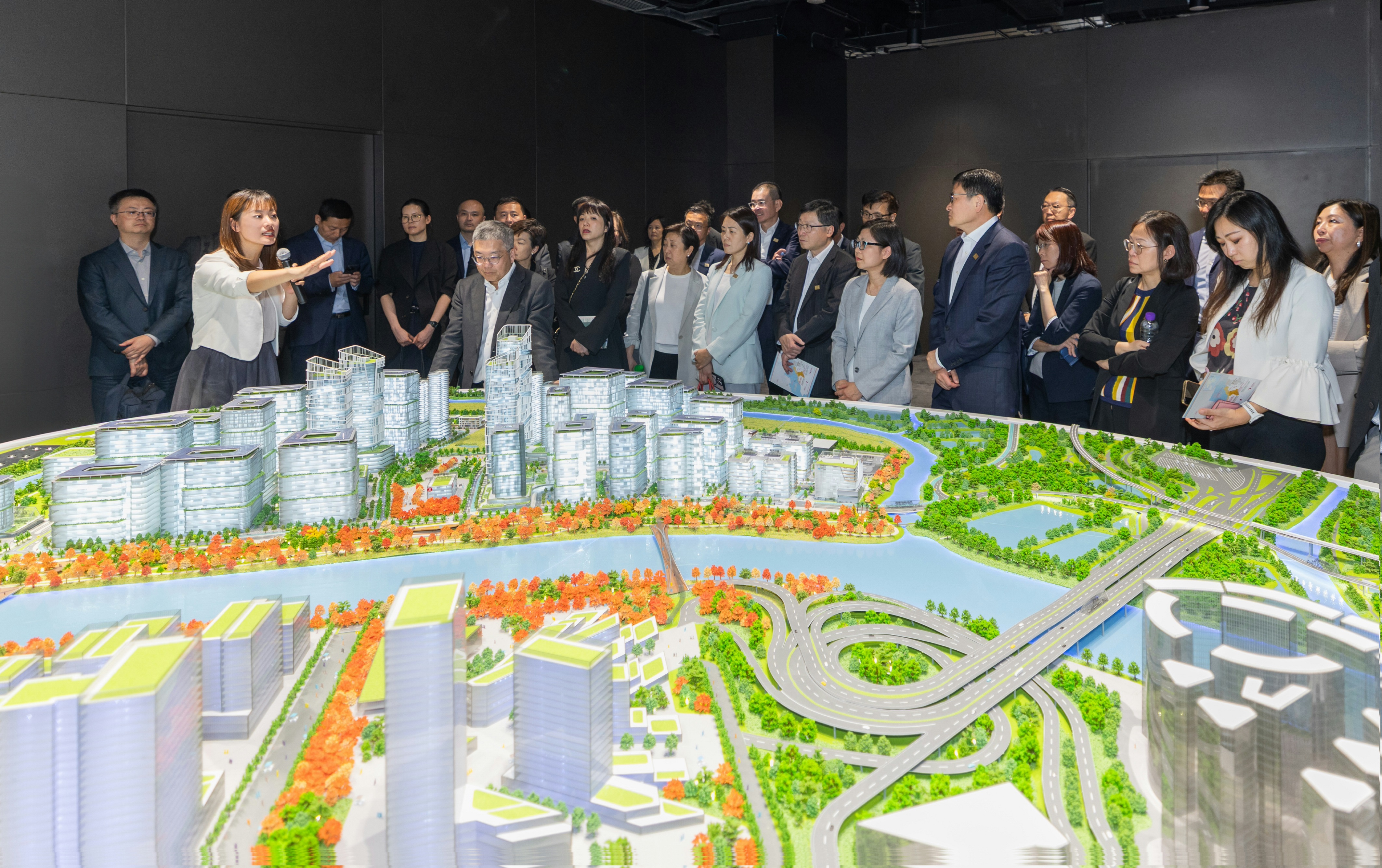 The Northern Metropolis Financial Advisory Taskforce visits the Hong Kong Park of the Hetao Shenzhen-Hong Kong Science and Technology Innovation Co-operation Zone and receives an introduction to the Hong Kong Park from Ms Lillian Cheong, Under Secretary for Innovation, Technology and Industry.