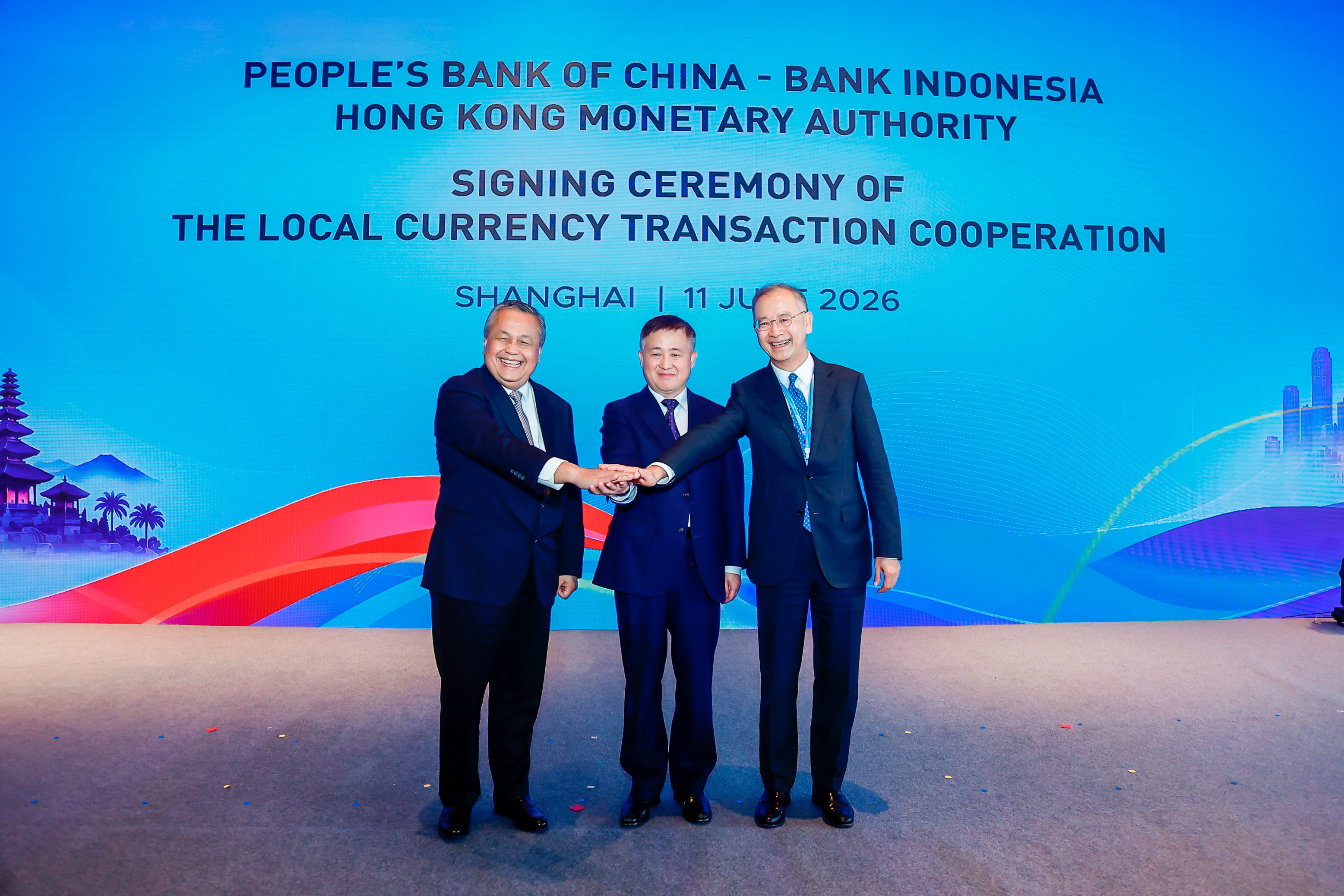 Mr Pan Gongsheng, Governor of the People’s Bank of China (centre), Mr Perry Warjiyo, Governor of Bank Indonesia (left), and Mr Eddie Yue, Chief Executive of the Hong Kong Monetary Authority (right), sign a Memorandum of Understanding to promote bilateral transactions in Indonesian Rupiah and offshore Chinese Renminbi between Indonesia and Hong Kong.