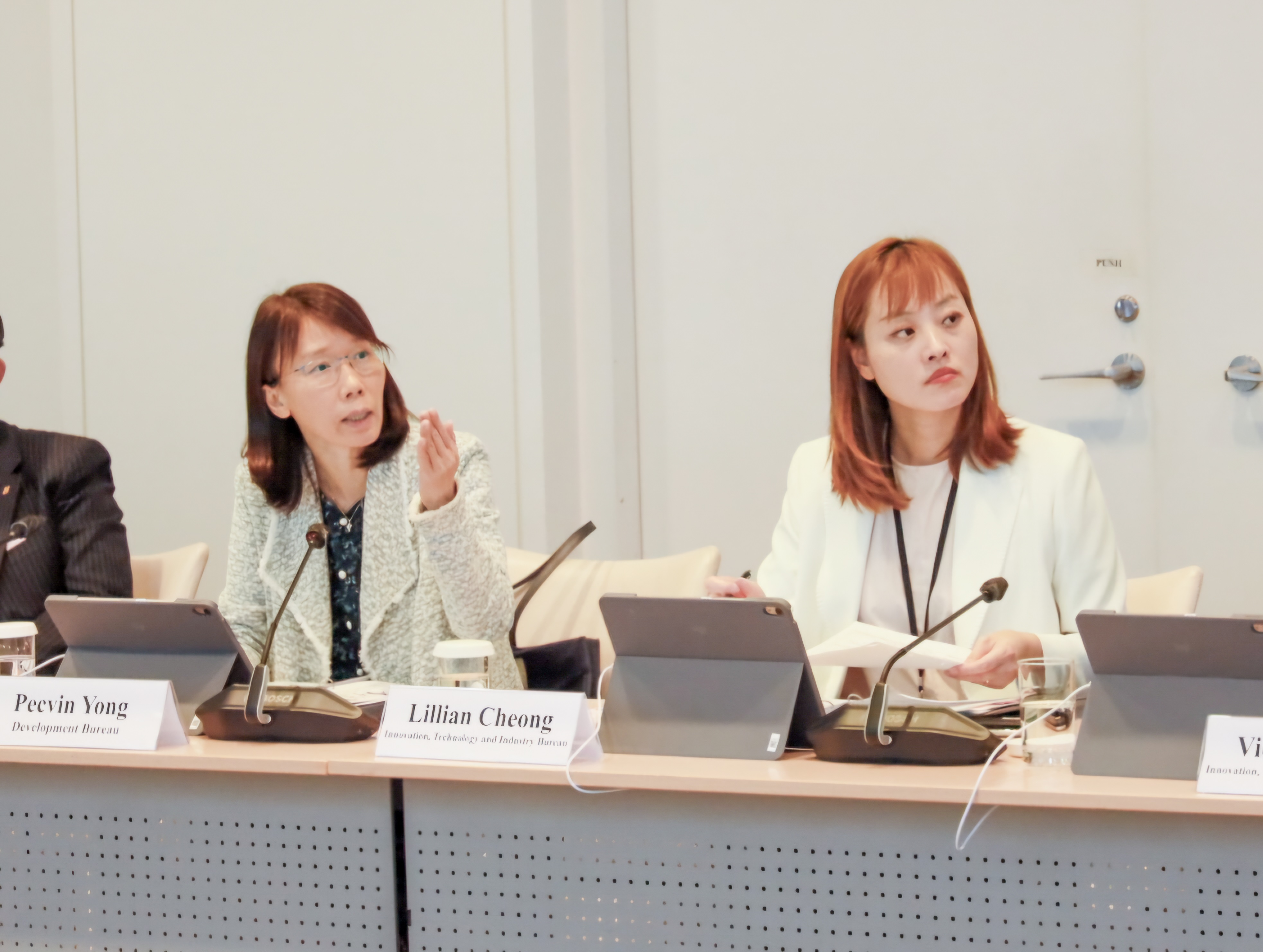 Ms Pecvin Yong (left), Deputy Secretary for Development, and Ms Lillian Cheong (right), Under Secretary for Innovation, Technology and Industry, present on the key development projects and financing opportunities in the Northern Metropolis at the meeting of the Northern Metropolis Financial Advisory Taskforce.