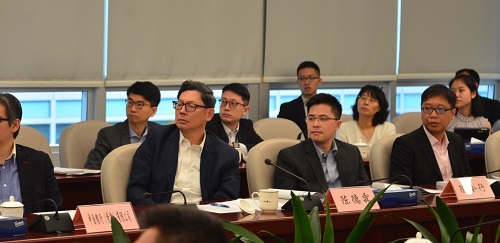 图片说明：金管局总裁陈德霖（前左二）聚精会神听取「深港金融科技新奖」得奖机构介绍其fintech产品