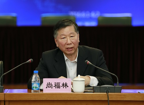 图三：中国银监会主席尚福林出席座谈会与与会者交流