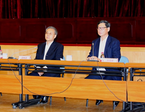 金管局总裁陈德霖和中国银监会主席郭树清主持座谈会与与会者交流