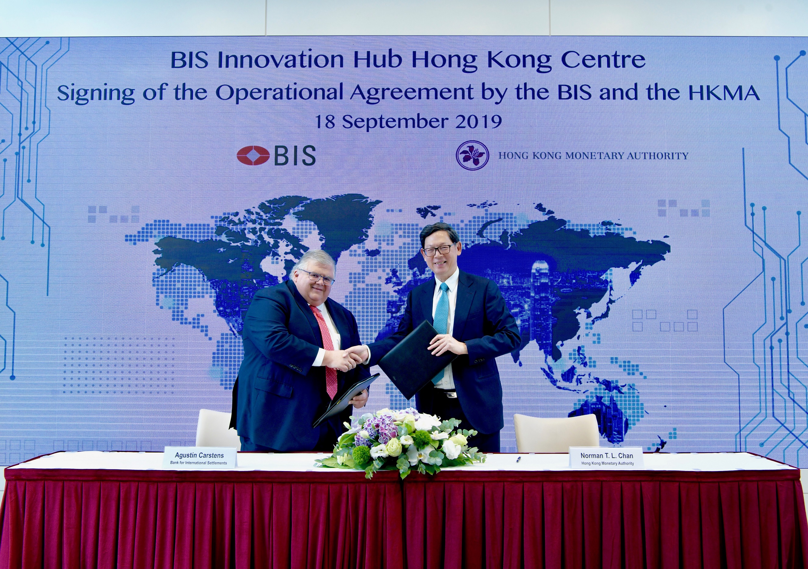 国际结算银行总经理Agustín Carstens（左）与金管局总裁陈德霖签署运作协议，正式标志着双方在香港创新枢纽中心的合作。