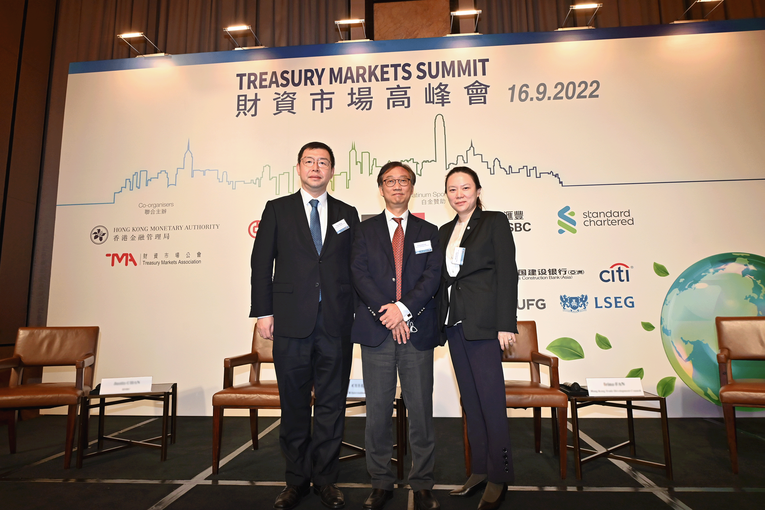 香港金融管理局副总裁兼财资市场公会理事会主席刘应彬先生（中）就香港离岸人民币业务的进一步发展分享意见。参与专题讨论的讲者包括南方东英资产管理有限公司总裁丁晨女士（透过视像形式参与）、债券通有限公司总经理王彤先生（左），以及中国银行（香港）有限公司全球市场总经理及人民币业务执行总监朱璟女士（右）。 