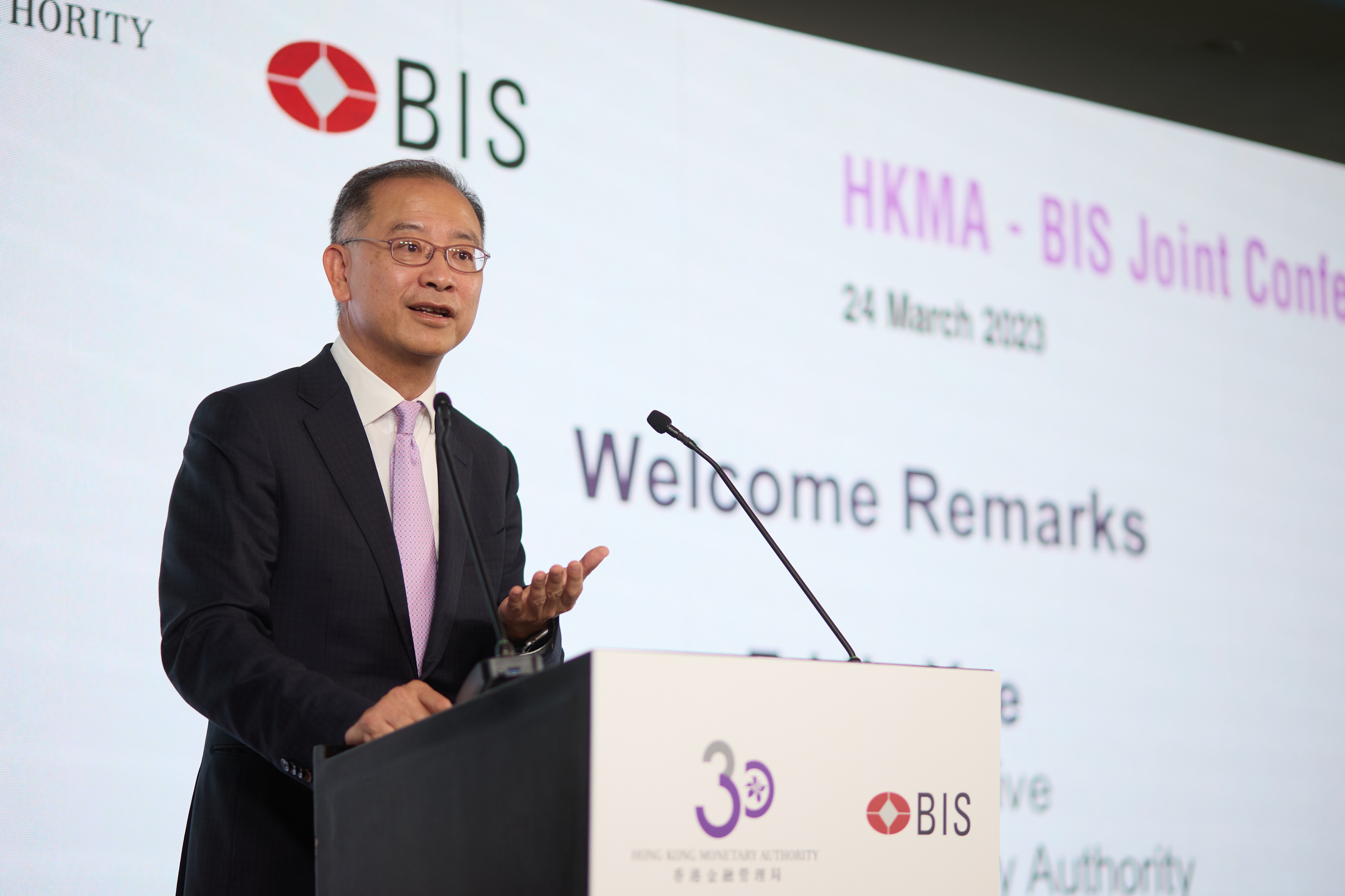 香港金融管理局总裁余伟文为研讨会致欢迎辞。