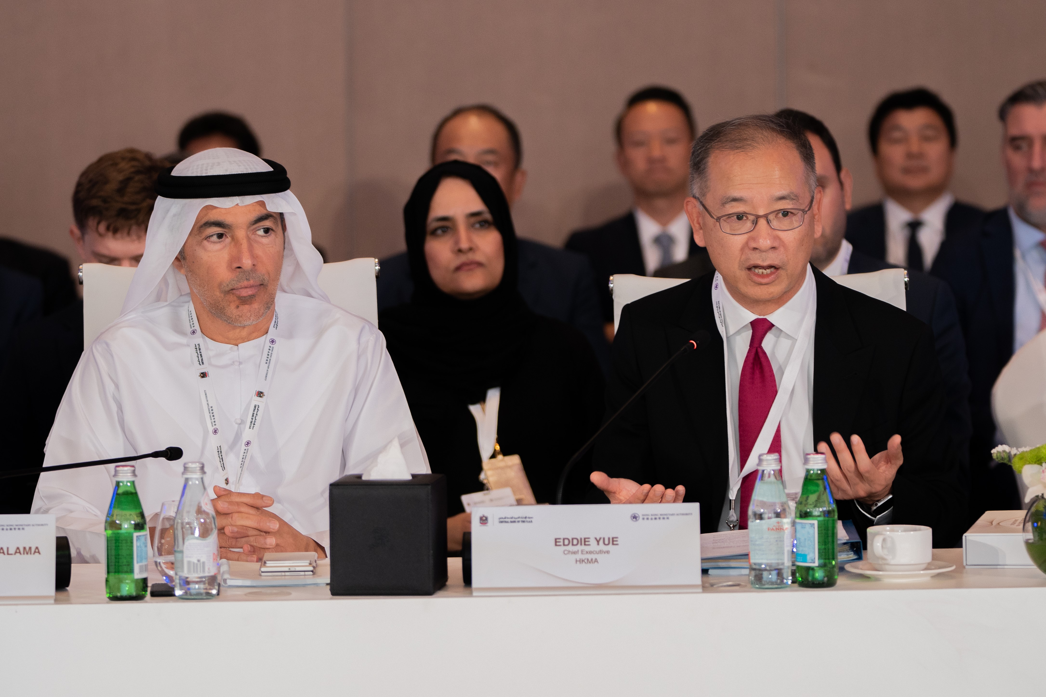 香港金融管理局总裁余伟文（右）在阿布扎比时间5月29日与阿拉伯联合酋长国中央银行行长H.E. Khaled Mohamed Balama（左）会面。
