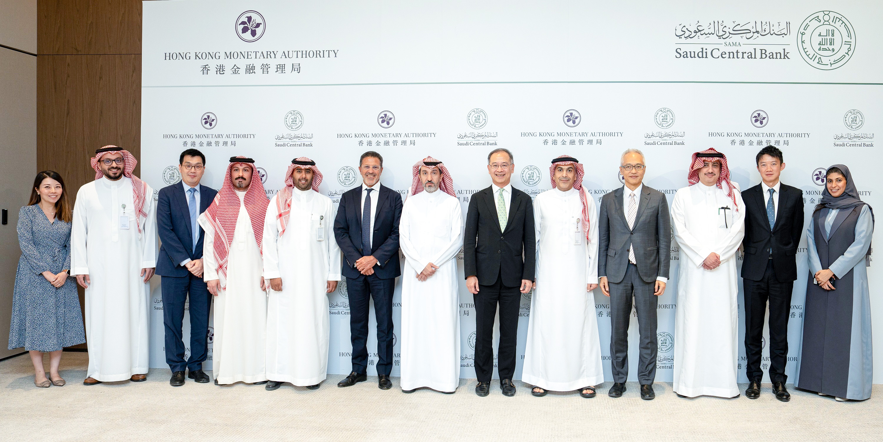 香港金融管理局总裁余伟文（右六）、沙特中央银行行长Ayman Alsayari（右五），以及金管局与沙特央行的高层人员在利雅得时间7月26日举行双边会议，加强两地在金融服务领域的合作。