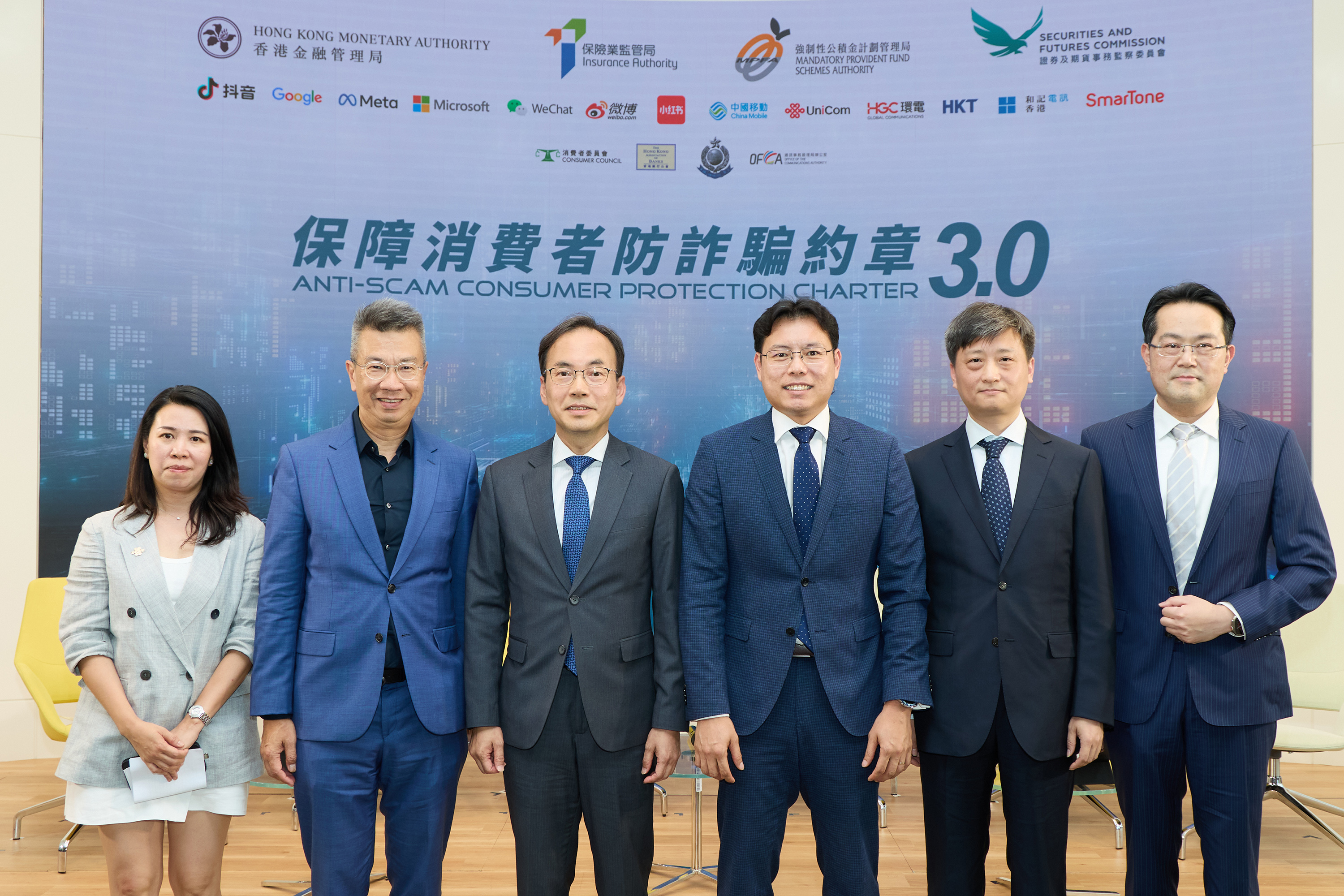 （左起）中国联通（香港）运营有限公司移动业务部副总经理区洁咏；香港电讯个人业务行政总裁林国诚；通讯事务管理局办公室通讯事务总监梁仲贤；和记电讯(香港)有限公司技术总裁梁丙曜；中国移动香港有限公司董事兼行政副总裁及首席合规官王大越先生；及SmarTone 数码总裁黄志昌参与专题讨论。