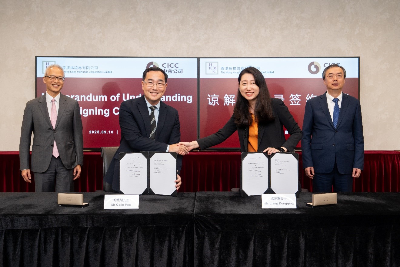 在按揭证券公司执行董事、香港金融管理局副总裁李达志（后排左）和中金公司党委书记、董事长、管理委员会主席陈亮（后排右）的见证下，按揭证券公司执行董事兼总裁鲍克运（前排左）和中金公司党委委员、管委会成员梁东擎（前排右）签订有关基建融资及证券化合作《谅解备忘录》。