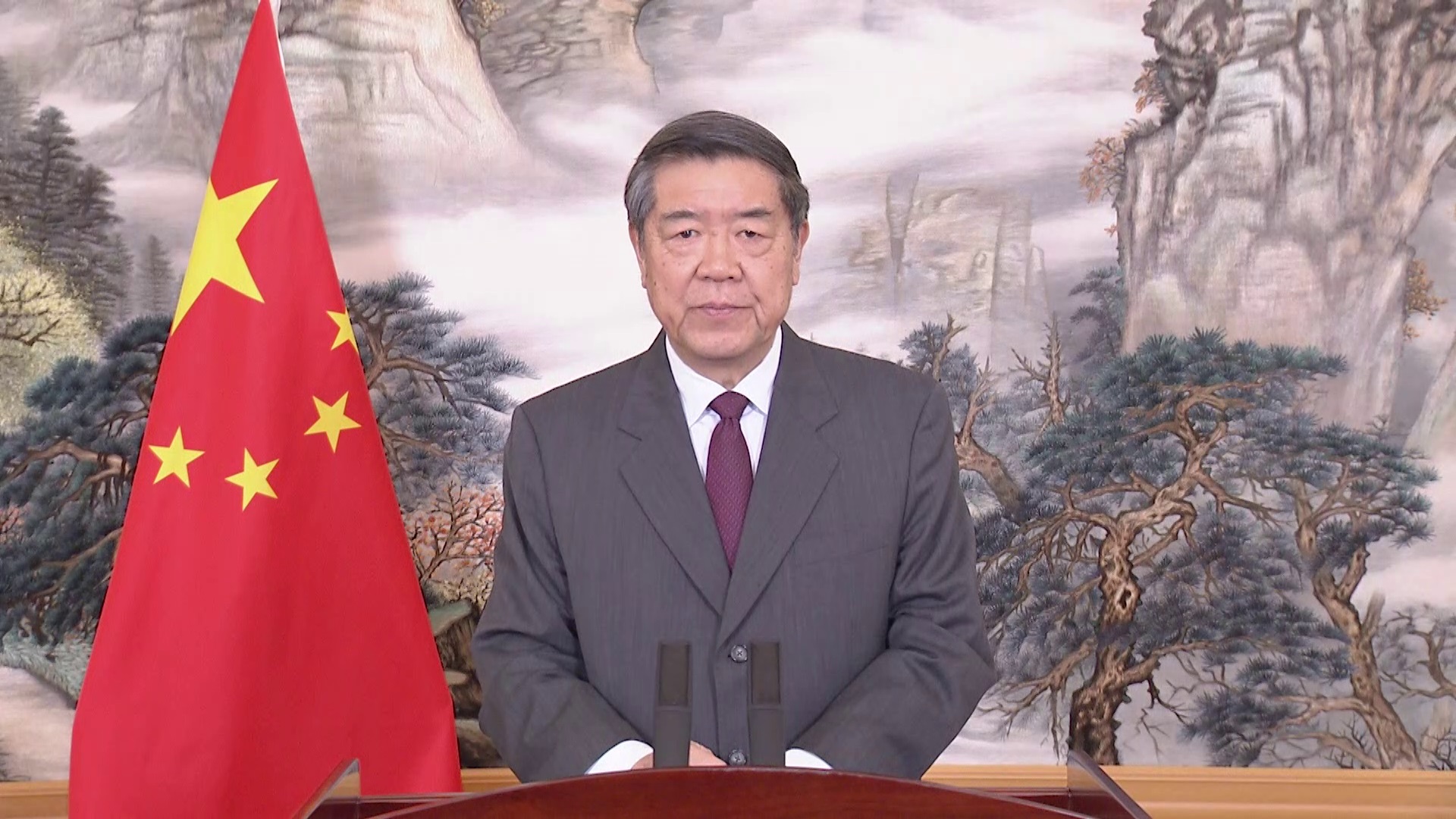 中华人民共和国国务院副总理何立峰致开幕主题演讲（视像主题发言）。