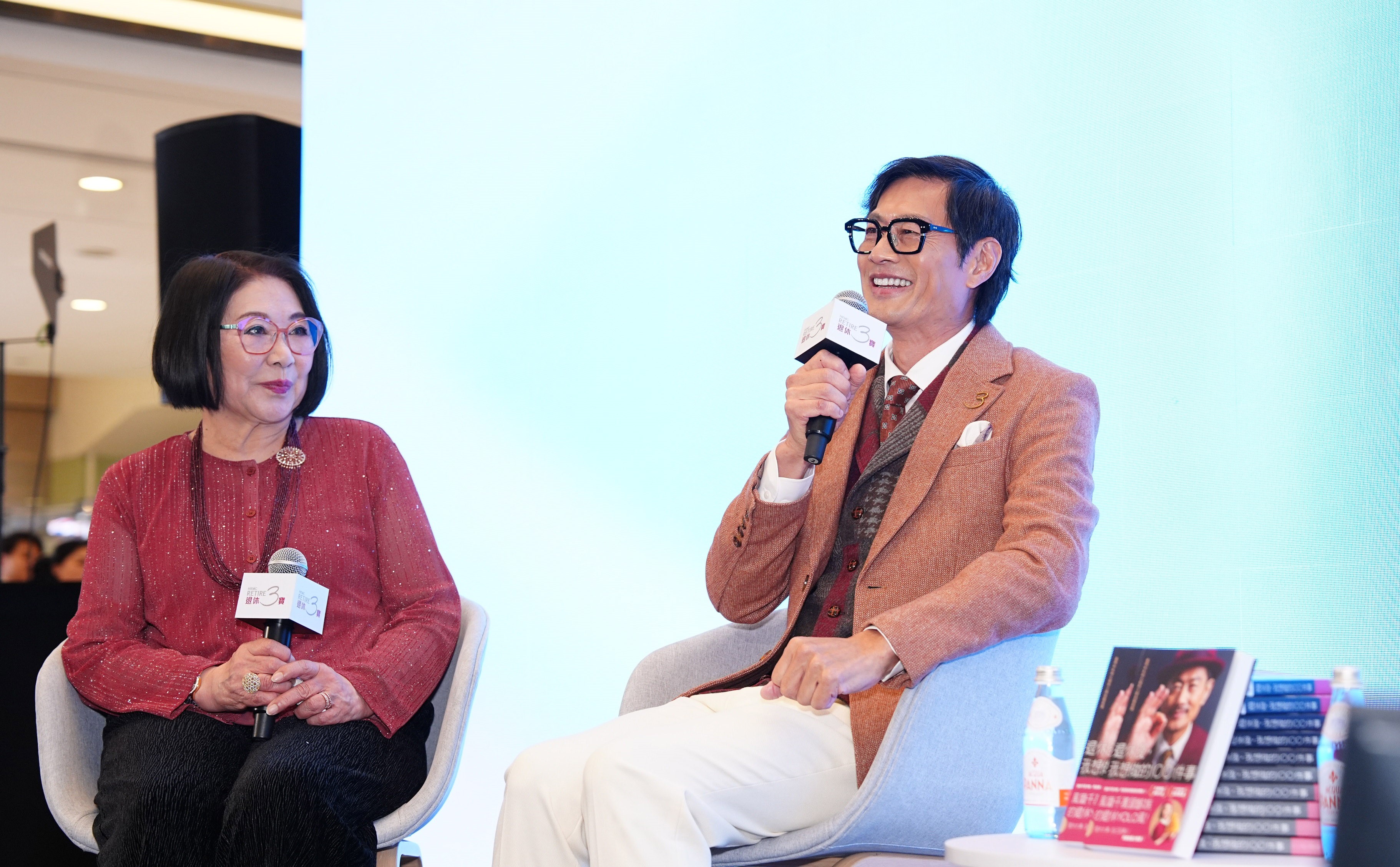 微电影两位主角黄德斌及李司棋，向与会人士分享拍摄点滴及对退休生活的看法。