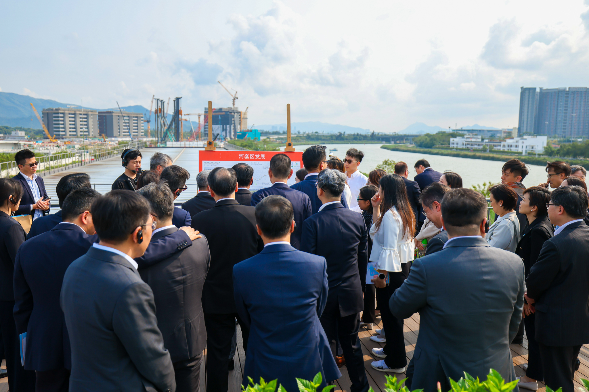  「北部都会区金融咨询工作小组」参观科创筑城馆。