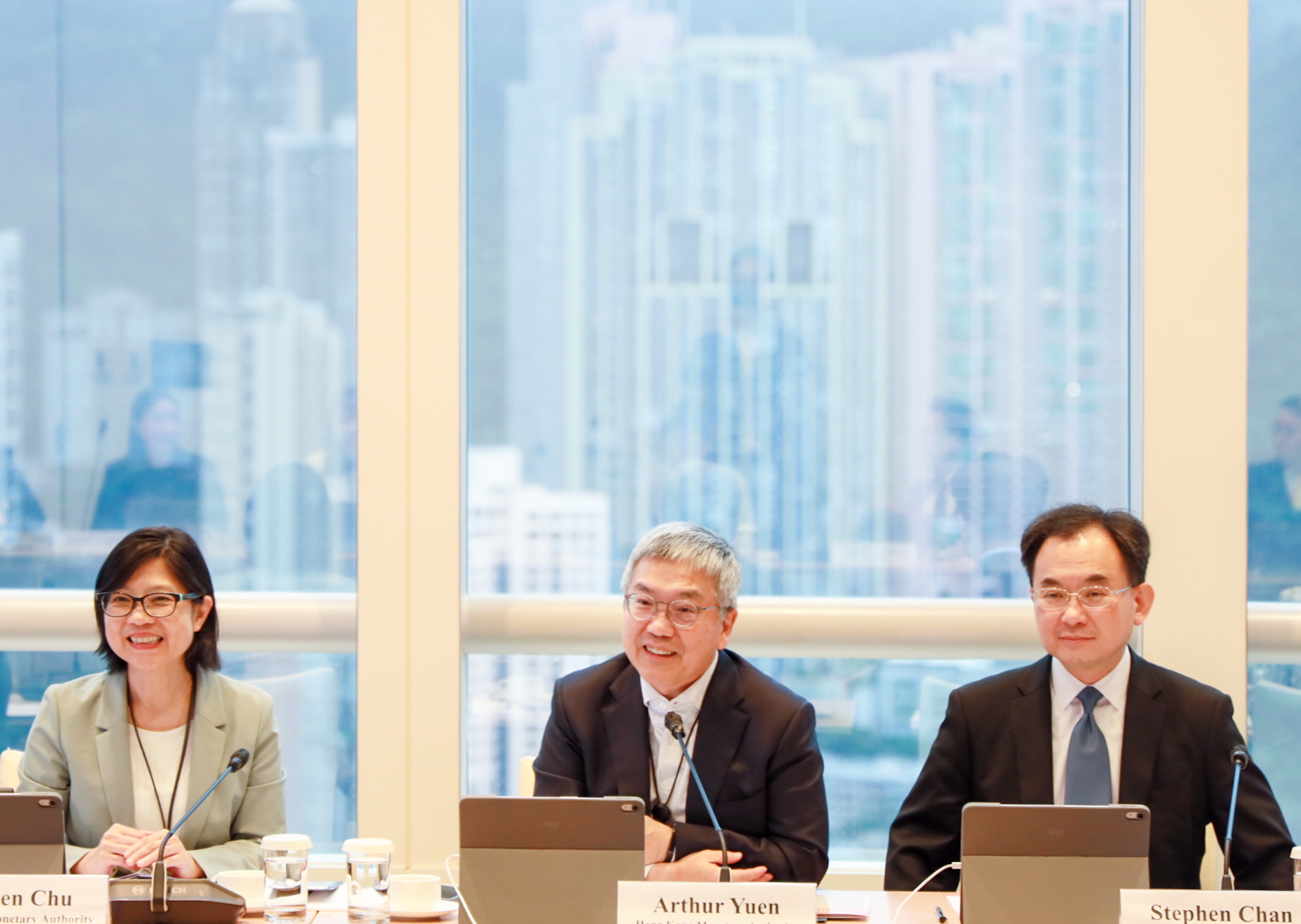 「北部都会区金融咨询工作小组」会议由香港金融管理局（金管局）副总裁阮国恒（中）和香港银行公会署理主席陈文（右）共同主持。金管局助理总裁（银行监理）朱立翘（左）亦有出席。
