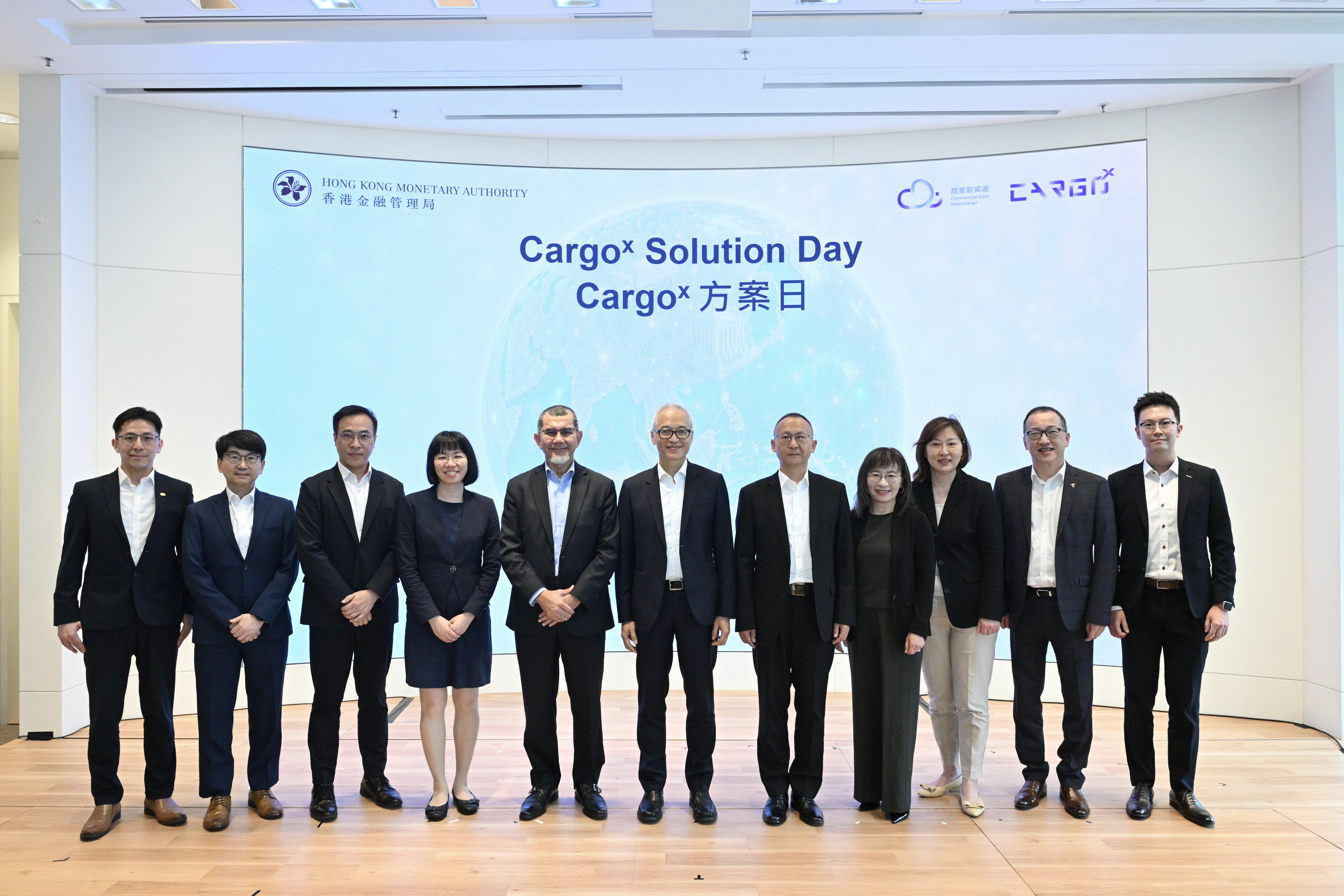香港金融管理局副总裁李达志(正中)、上海市数据局副局长翁轶丛(右五)、PAA 数位贸易联盟主席Tan Sri Dato’ Sri Haji Syed Zainal Abidin Syed Mohamed Tahir(左五)、香港金融管理局助理总裁(金融基建)周文正(左二)以及多位数字贸易生态圈内的重要伙伴出席Cargo<sup>x</sup>方案日,就提高货运物流与贸易数据互联性分享见解。